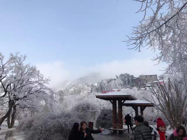 2017年庐山上第一场雪，引的九江人都纷纷前去观雪！
